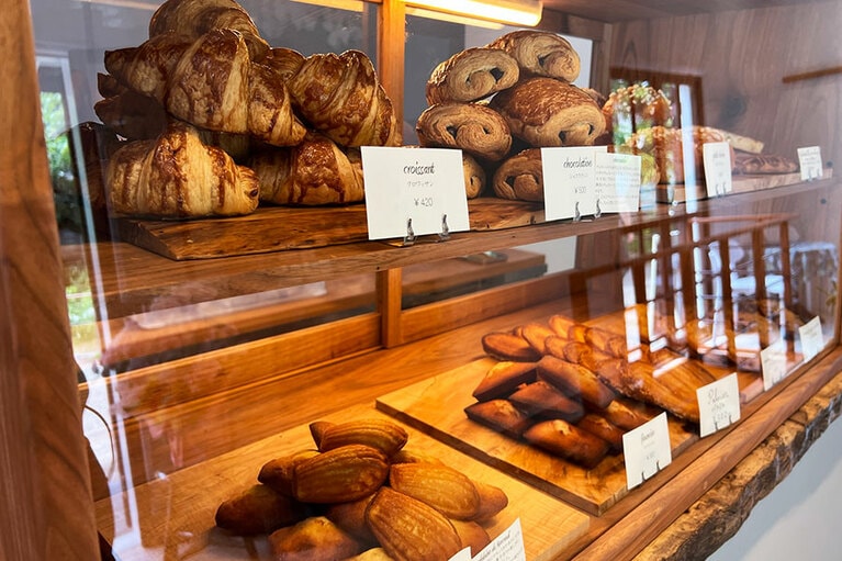 【サロン ド テ メルクルディ】パルミエやショコラティン（パン・オ・ショコラ）、マドレーヌ、シュケットなど。レジス・ドゥマネシェフによるフランスの香りいっぱいのお菓子にワクワク。