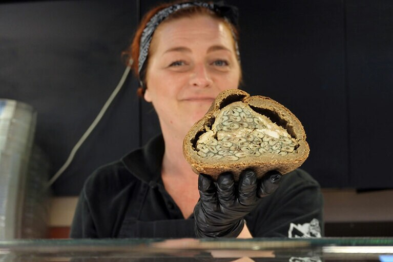 これがカラクッコ。小魚がギュッと詰まった、いわば総菜パンだ。