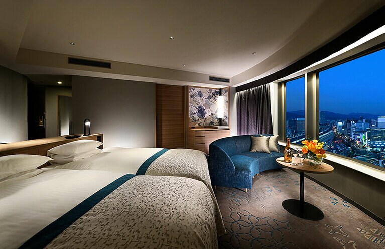 リニューアルされたスーペリアフロアの客室、コーナーツインは岡山の眺望が満喫できる家具の配置となっている。