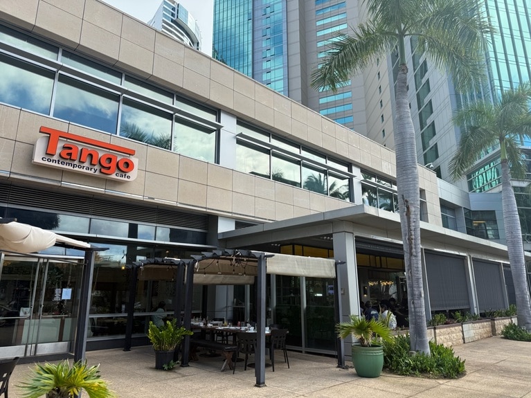 オレンジ色の看板が目印。