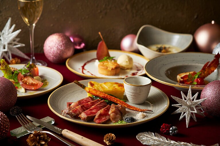 オールデイダイニング「OPEN（オープン）」のメニュー例。ホリデーシーズン限定「フェスティブコース」。