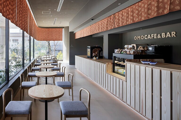 自然光の入る明るい雰囲気の「OMOカフェ&バル」。すぐ手前にはホテルのオリジナルグッズやお菓子などの名物が買えるギフトショップも展開。