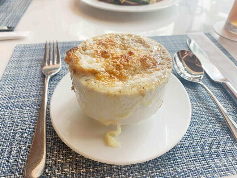 Maui French Onion Soup(マウイフレンチオニオンスープ)  14ドル。