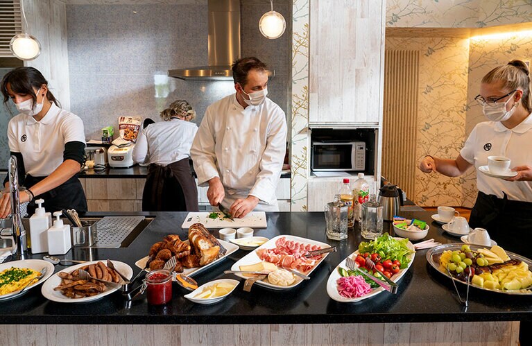 シェフによる出張ケータリング＆クッキングを頼むことも可能。©秋田大輔