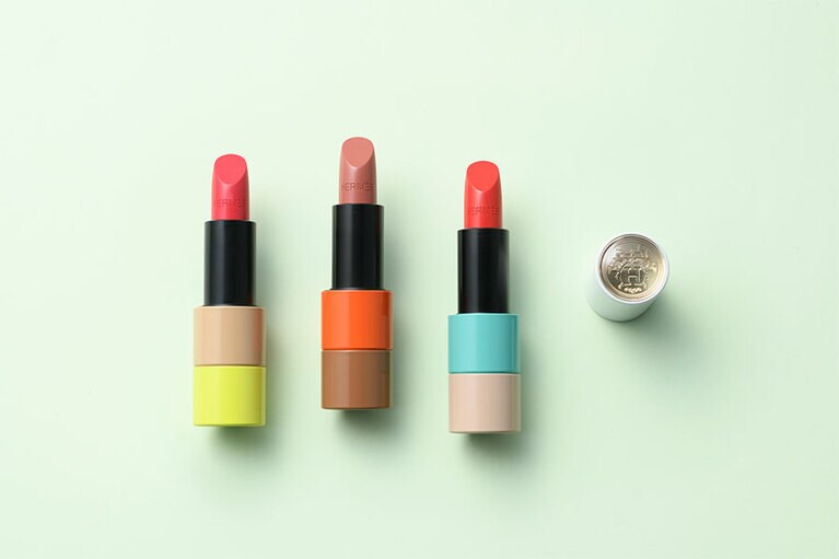 ルージュ エルメス ルージュ ア レーヴル サティネ 左から：ローズ・オアシス、ベージュ・エブルイ、コライユ・アクア 各8,800円／エルメスジャポン(限定発売中)