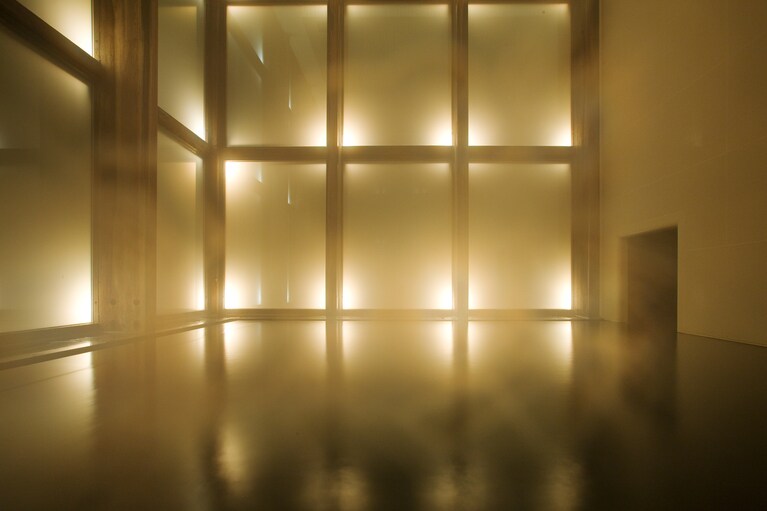 光と闇にくつろぐ温泉「メディテイションバス」。