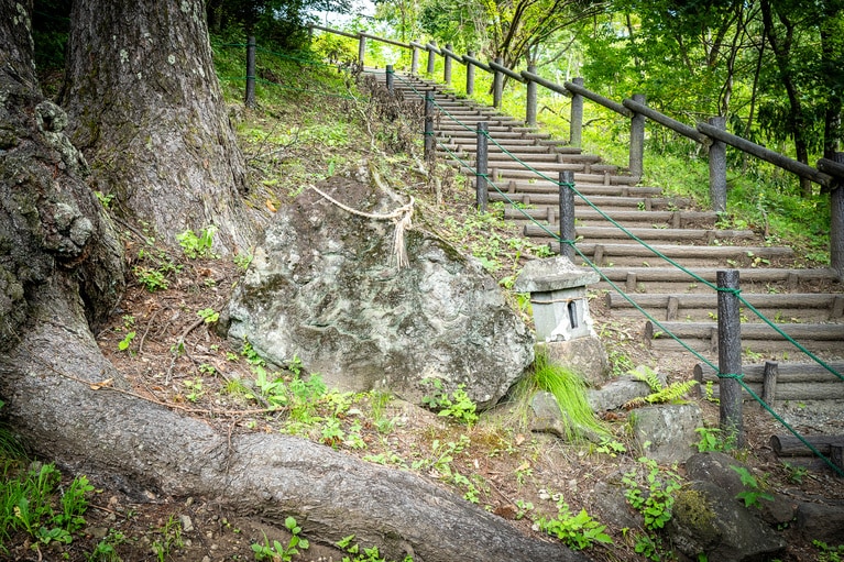 高さ1.1メートル、根元の幅1メートルの「尖石さま」。