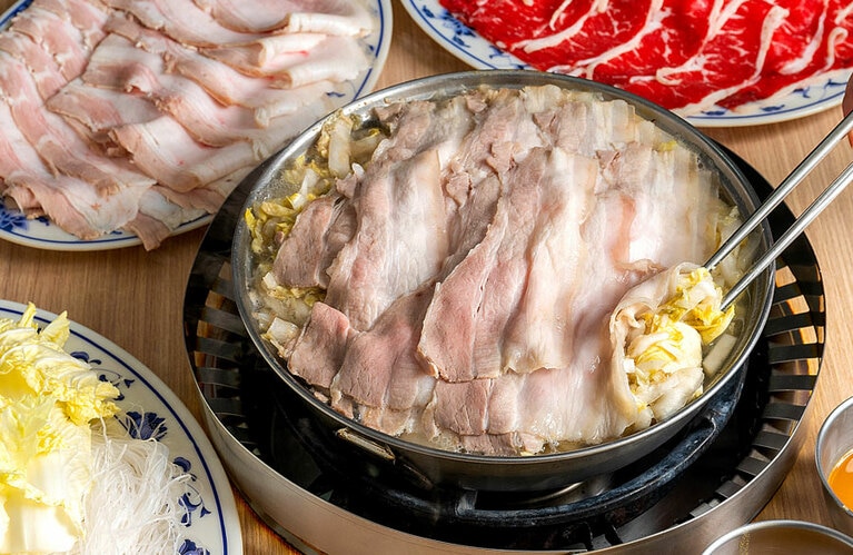 「酸菜白肉火鍋」中1,880元。