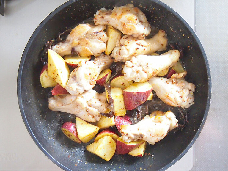 (7) 取り出しておいた(3)のサツマイモ、(5)の食材を戻し入れ、タレとよく混ぜて和えます。