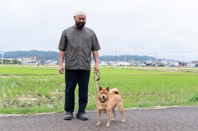 山に同行してくれる猟犬ハツ。心強い相棒との連携プレイで鹿や猪、野兎などを仕留めることも。