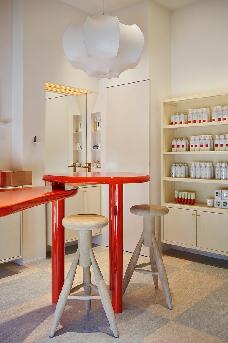 カウンターは一見漆に見えるが実はカシューナッツを使ったもの。照明も1960年代のイタリアのものを採用するなど、日本とダムダムの感性が見事に融合している。