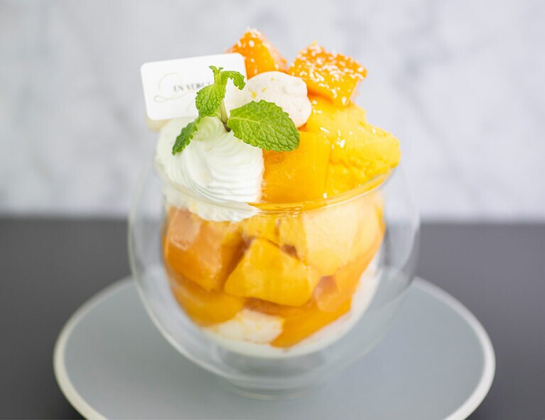 「パフェマングー」3,080円。グラスは、ソルベが溶けにくい二重構造。