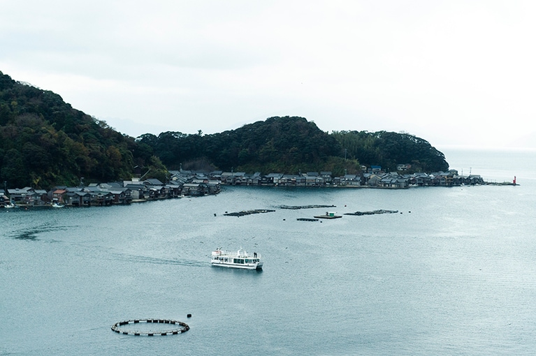 高台にある「伊根町観光案内所」からの風景。
