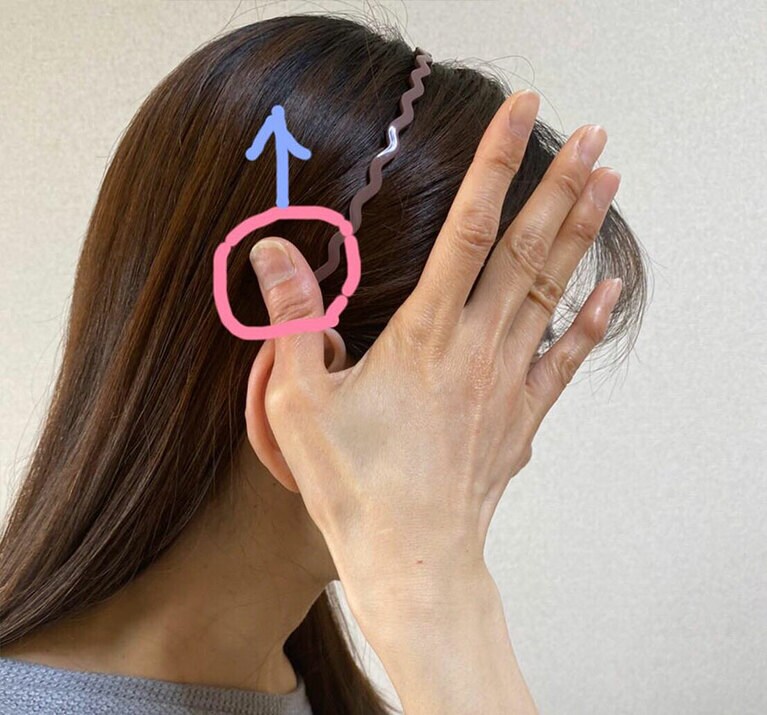 親指に力を入れて、垂直に引き上げる。これを3回連続して行う。それを1セットとして3セット行う。