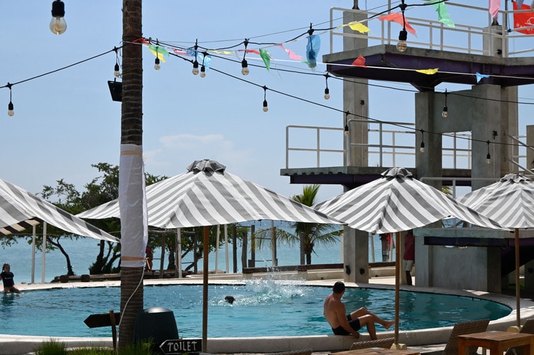 夜遊びはあきらめて、リゾートをすることに。こちらは木曜日の日中のラビット・ジャンプ。飛び込み台から少女が果敢にジャンプしていました。