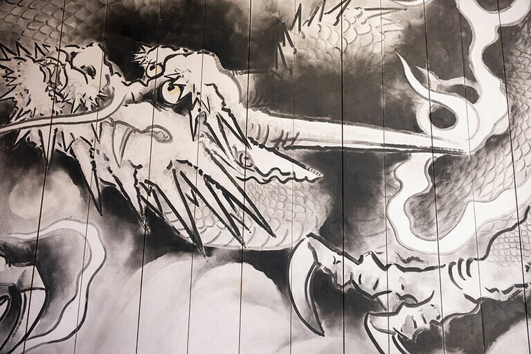 五大堂の天井には、堅山南風画伯が描いた大雲龍の堂々たる威容。