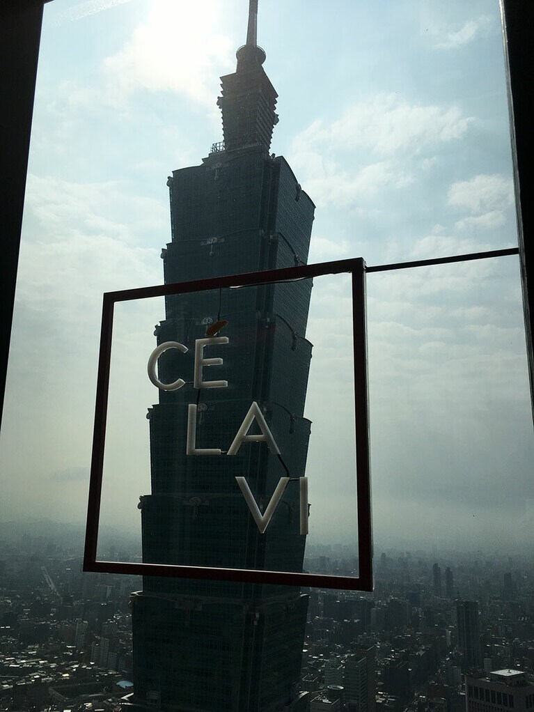 お隣には台湾一の高さを誇る台北101が。