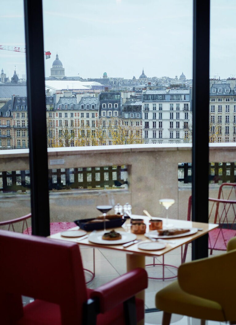 気候がよくなるとテラスにもテーブルが。