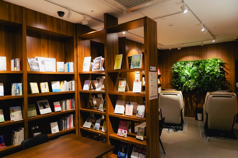 専用ラウンジ。奥には無料のマッサージチェアが2台。