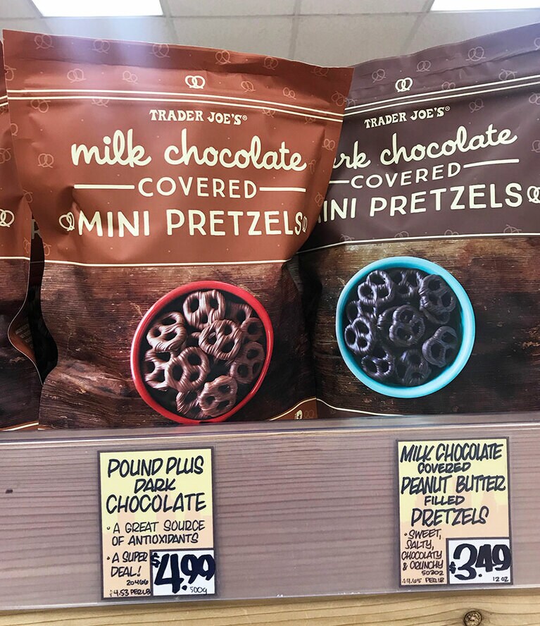 【Lemon Pepper Seasoning Blend  with a Built in Grinder Trader Joe's】ミルク(右)とダークチョコの味で手が止まらない。