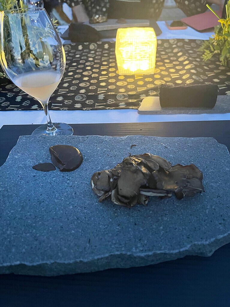 「舞茸の炭火焼き」と「男鹿の海と山の草」