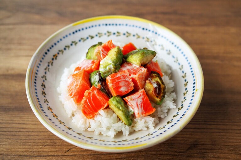 炙りサーモンとアボカドの柚子胡椒マヨのっけ丼。