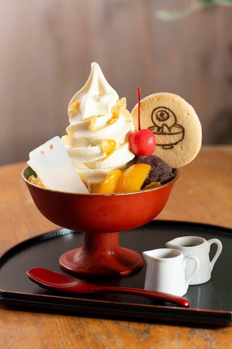 一旦もめんの茶屋サンデー 800円(税込)。プルプルの一反もめん寒天にフルーツとあんこをトッピング。抹茶シロップ、黒蜜シロップをかけて召し上がれ。©水木プロ