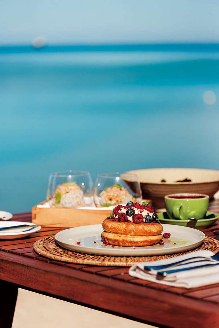 朝食はアラカルトで。こちらは“パンケーキ レモンマスカルポーネとフレッシュフルーツ添え”。