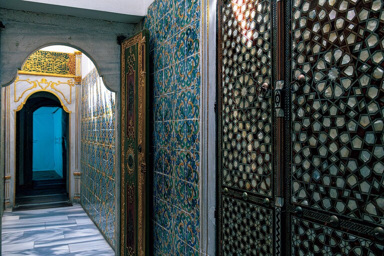 ハレム内の回廊。壁や扉にはイズニックタイル、螺鈿が施されている。