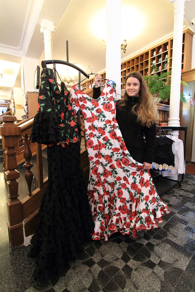 スカートの裾が長くて大きく広がるようになっているのがフラメンコ衣装の特徴だ。