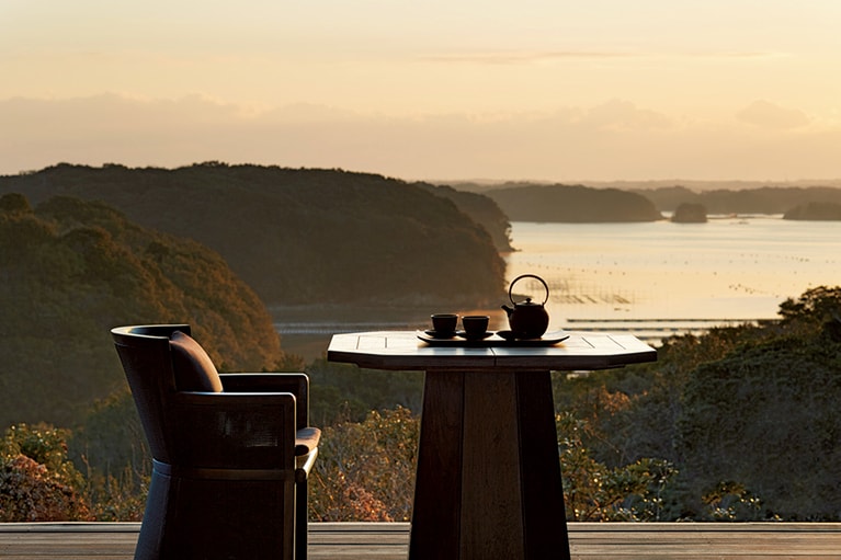 【アマネム】「ナギスイート」のテラス。眼下に英虞湾の眺望が。©Aman