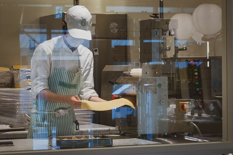 店内のパスタ工房。作っている様子を見ていると期待が高まります。