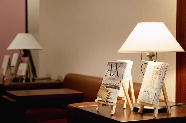 客室の中にも、年代・性別問わず楽しめる話題書を中心に、仕事や恋愛、人間関係など、スタッフセレクトのさまざまなジャンルの本が並ぶ。