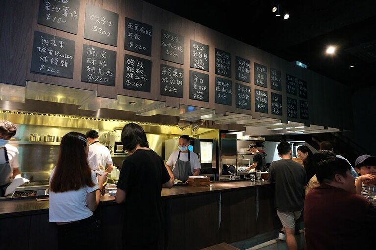 バーなのにオープンキッチンを備えているところが、料理に自信のある証。