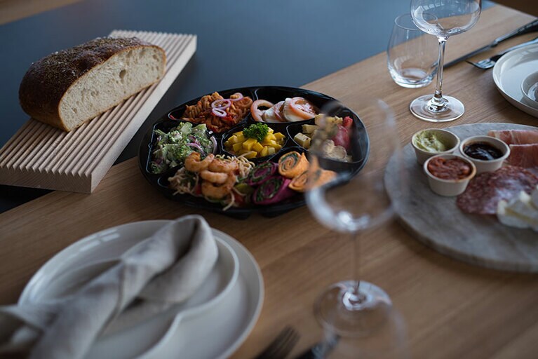 洗練されたキッチンで好みの料理を作るもよし、地元の食材を使用したメニューを注文するもよし。©Elin Engelsvoll