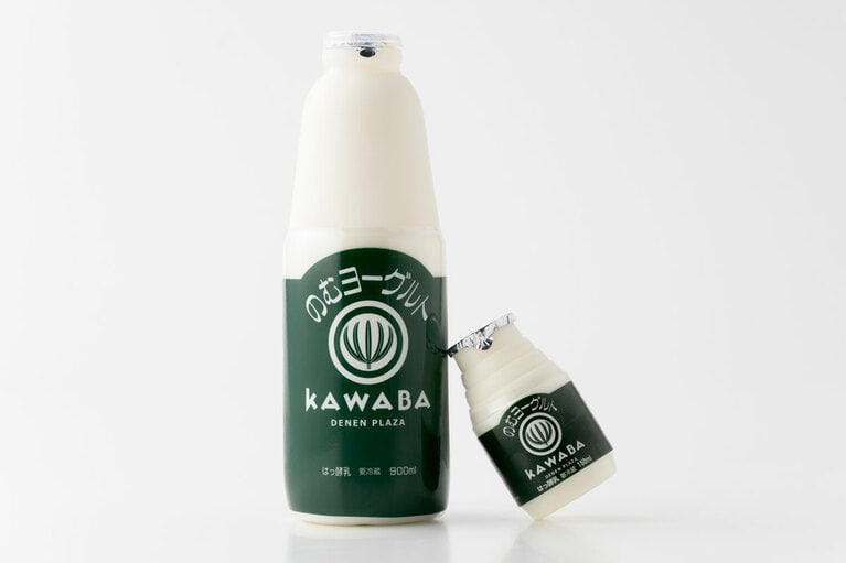 のむヨーグルト。左から：700円（900ml）、160円（150ml）。