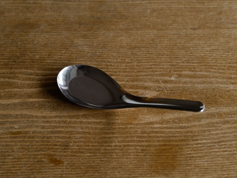 久保さん愛用のチャーハン用のれんげ。「台南で出合いました。すごく口に運びやすく、食べやすくて驚いて」、探し回ったもの。