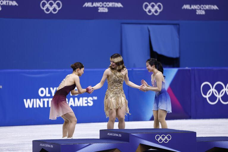 あと8枚…手をつなぐアリサ・リウ、中井亜美、坂本花織（©JMPA）