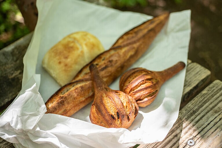 左から、「チャバタ」240円、「バゲット」360円、「パン オ フィグ」320円。