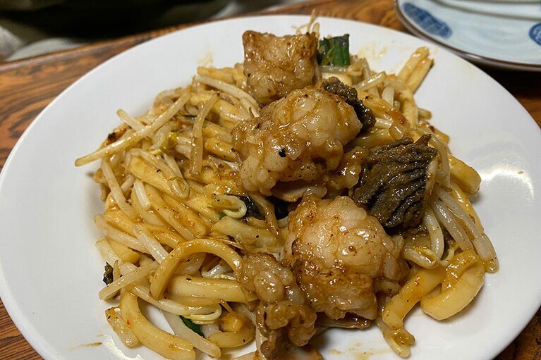 小腸、ハツ、センマイなど大ぶりのホルモンがゴロゴロ入っている。