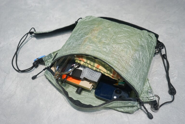 軽くて丈夫で防水なのに、いっぱいものが入ってしまうのが、このサコッシュの魅力！