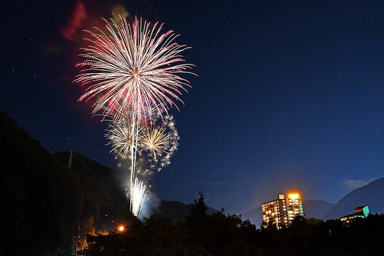 【栃木県日光市】百華繚乱花火〜鬼怒川焔火〜。