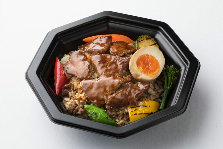 手軽に楽しむなら丼を。1,080円。