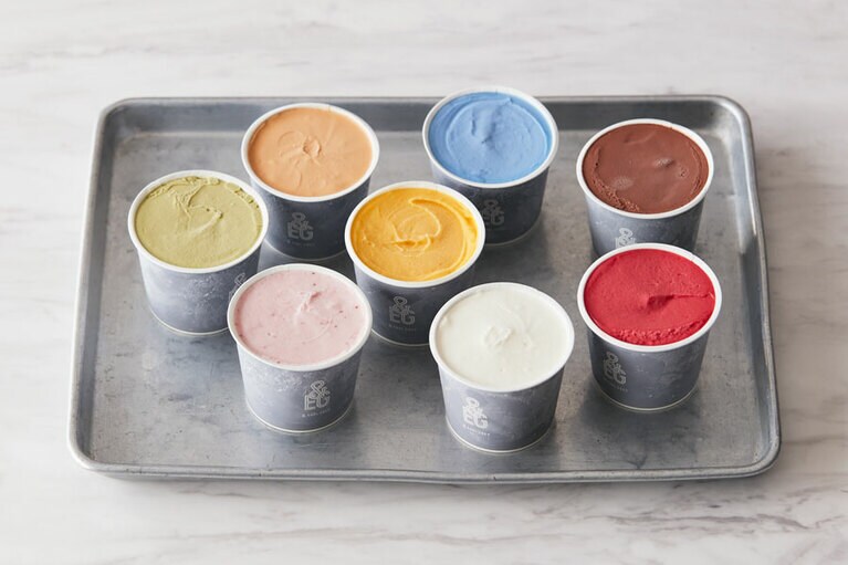 〈アールグレイリッチミルク、バタフライピー＆アールグレイ、ピスタチオ＆抹茶、チョコレートアールグレイ、チャイアールグレイ、ミックスベリー＆ルイボス、マンゴーパッション＆ジャスミン、季節のジェラート各1個、オリジナル保冷バッグ〉3,920円。