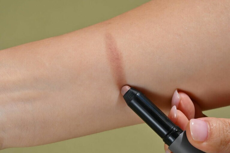 サッと塗るだけで濃く出すぎず、失敗する心配なし！