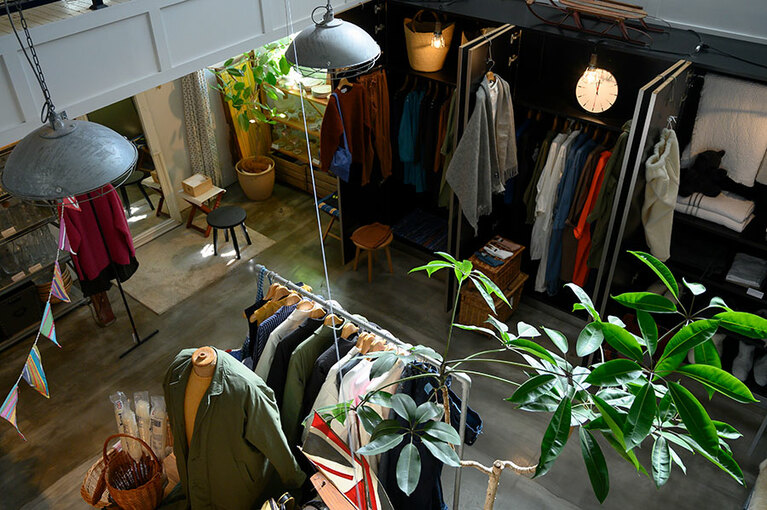 店内は吹き抜けの2階建て。