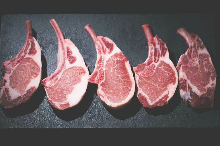 IBERICO-YA「イベリコ豚骨付きステーキ」約600g 5,940円。