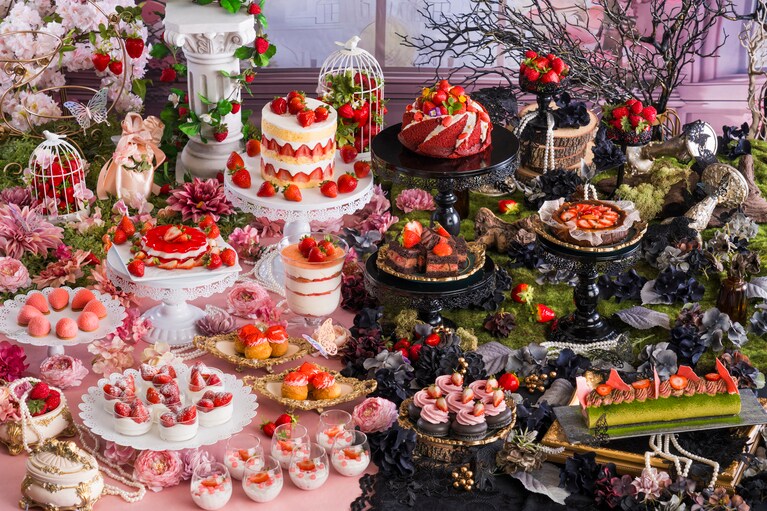 「The Wizard of Strawberry」のイメージ。大人1名5,000円、4～12歳1名3,500円、学生1名（公式ホームページからの予約と学生証の提示がある場合のみ対象）4,500円（すべて税・サ込）。要予約。開催期間／～2025年4月29日（火・祝）までの曜日限定（2月：土・日・祝日、3～4月：金・土・日・祝日）。