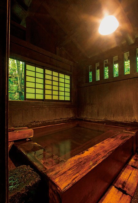 【旅館 山河】家族風呂「桧風呂」。Photo: Hiroshi Mizusaki