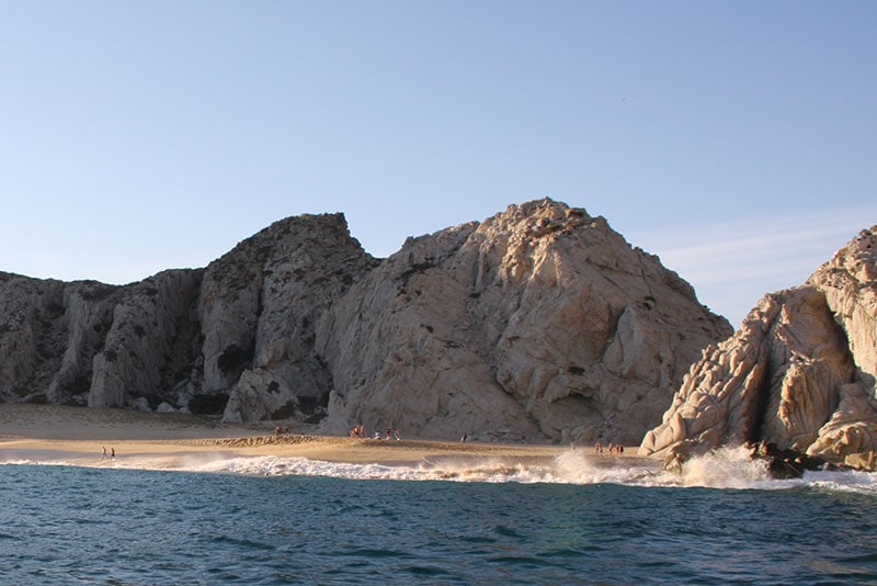 こちらがディボースビーチ。岩にはじける波しぶきが遠くからでもよく見える。